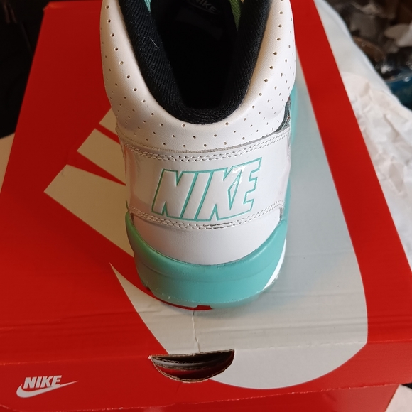 Nike MENS Sneakers - Picture 6 of 7